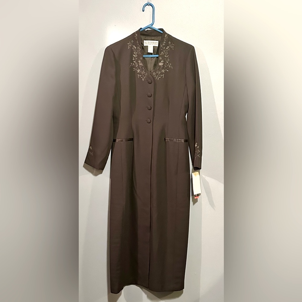 Beautiful dress with very nice details..